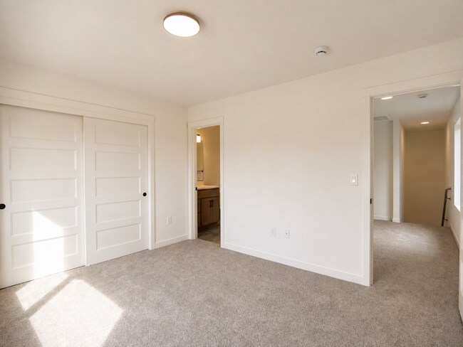 Building Photo - 10112 NE 45th Ct