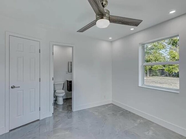 Building Photo - 855 Date Palm Dr