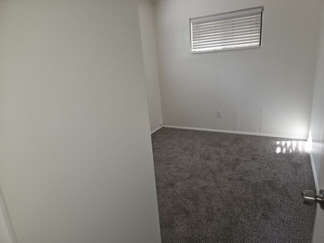 Building Photo - Unfurnished two bedroom apartment