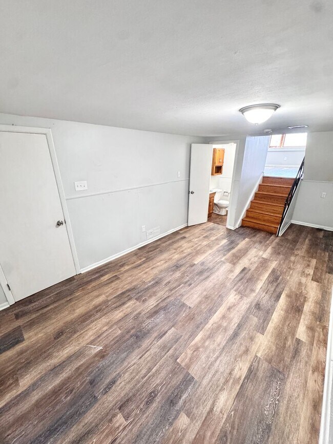 Building Photo - SUPER CLEAN THREE BEDROOM TOWNHOME
