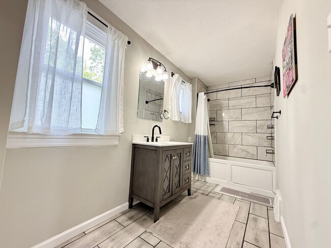 Building Photo - **Hawthorne Place** Pet Friendly 5 Large Bedrooms 2 Full Baths!