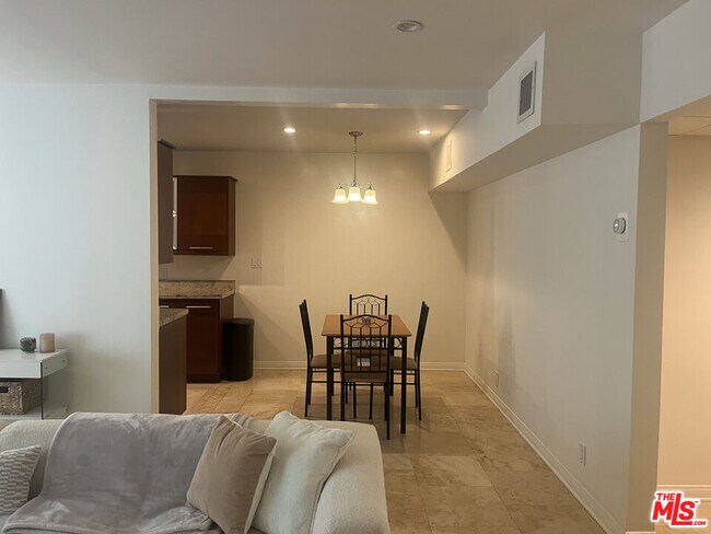 Building Photo - 866 Hilldale Ave