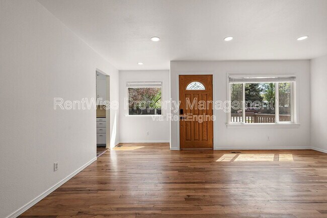 Building Photo - 314 W Linden St