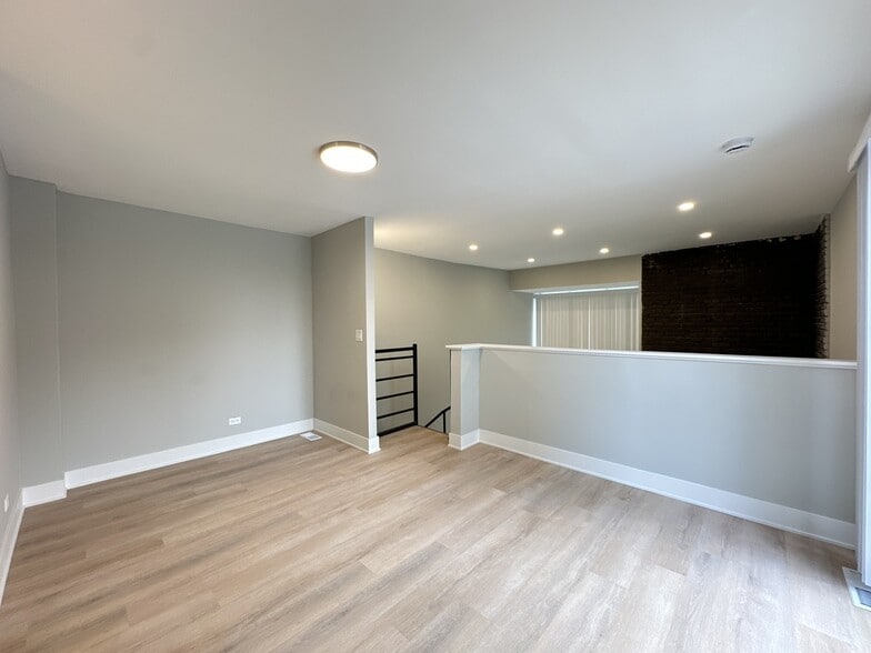 Building Photo - 1220 N La Salle Dr