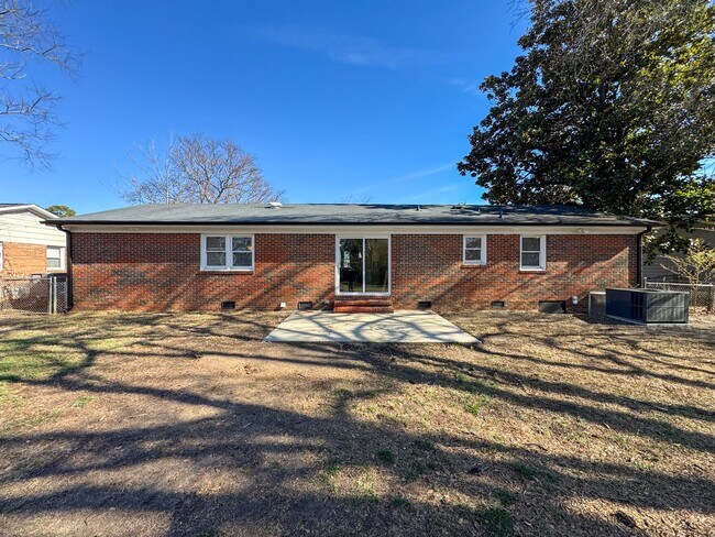Building Photo - Cute 3 Bed 2 Bath Home in Fayetteville