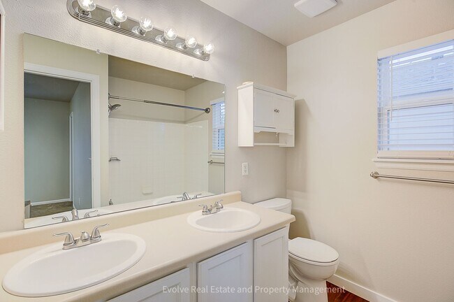 Building Photo - 9641 Cove Creek Dr
