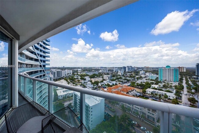 Building Photo - 3101 Bayshore Dr