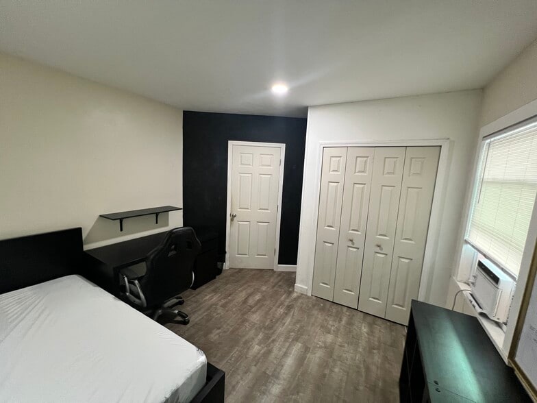 Building Photo - 905 NW 7th Ave