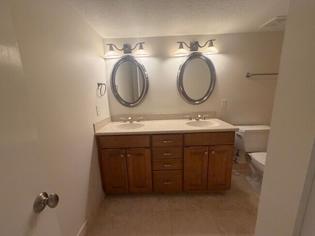 Building Photo - Ocean Front Condo Rental