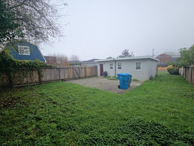 Building Photo - Price reduced! 1BR/1BA house on Henderson St. in Eureka!