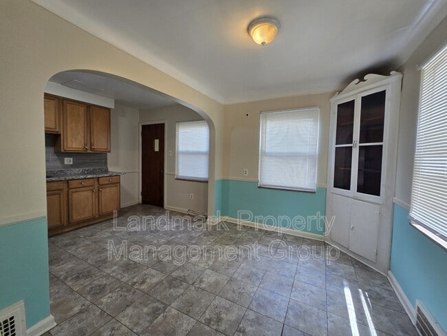 Building Photo - 15205 Maplewood Ave