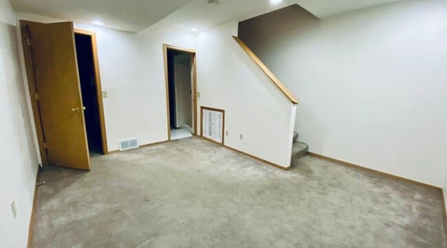 Building Photo - Spacious 2-Bedroom, 2.5 Bathroom, Tri-Leve...