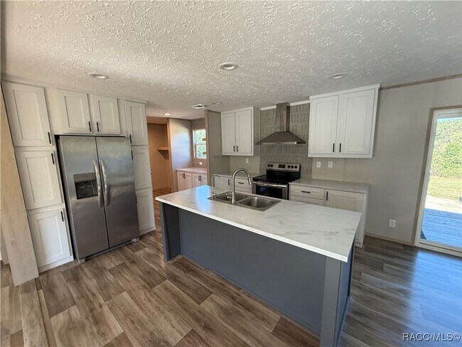 Building Photo - 5469 W Grovepark Rd