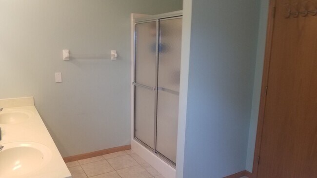 Building Photo - Spacious 4bed 3.5bath Single Family Home in Shakopee.  Featuring an in-home Theater