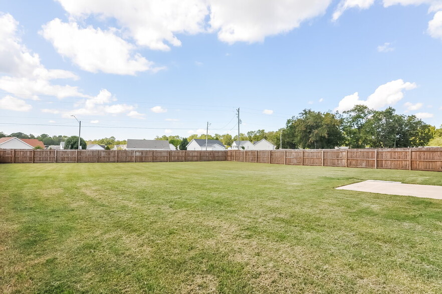 Building Photo - 930 Sandyhill Rd
