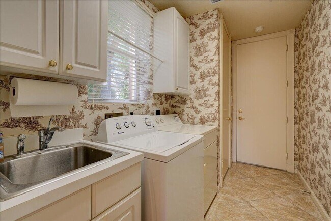 Building Photo - 10891 Northgreen Dr