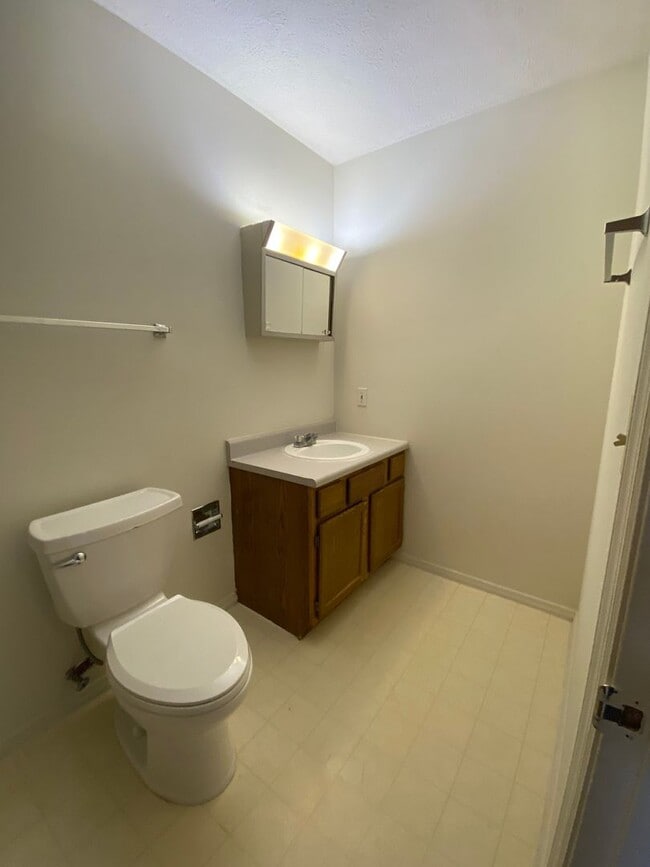 Building Photo - Northside Bloomington 3BR/2.5BA Townhome