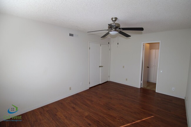 Building Photo - $2795 - Lovely Upstairs 2 Bed/1Bath Condo ...