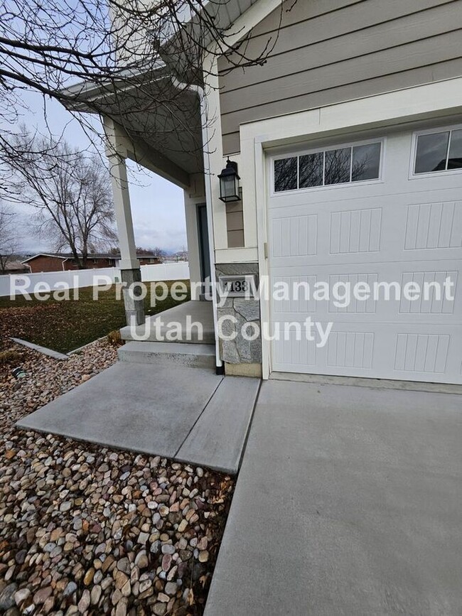 Building Photo - Orem Townhome Central to City Center