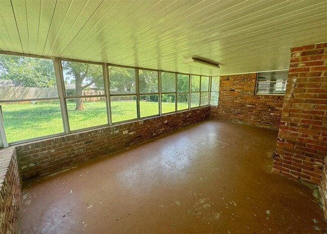 Building Photo - 345 Travis Cir