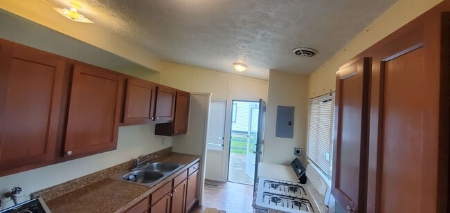 Building Photo - Finleyville 3 Bedroom 1.5 Bath Ranch $1,50...