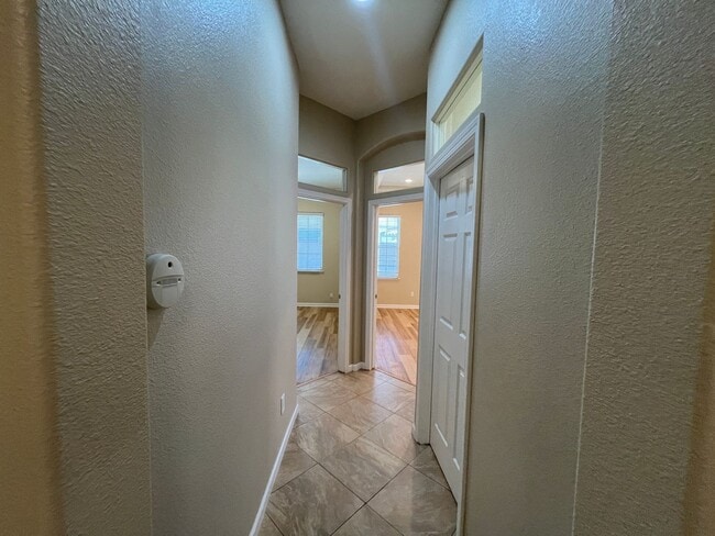 Building Photo - 4-bedroom single story located in Sylvan S...