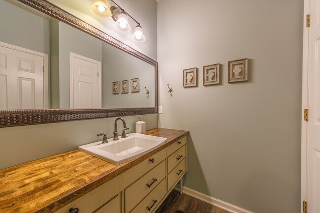 Building Photo - Fully Furnished Executive Condo