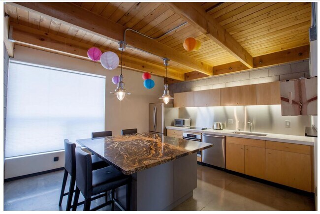 Building Photo - 727 E Portland St