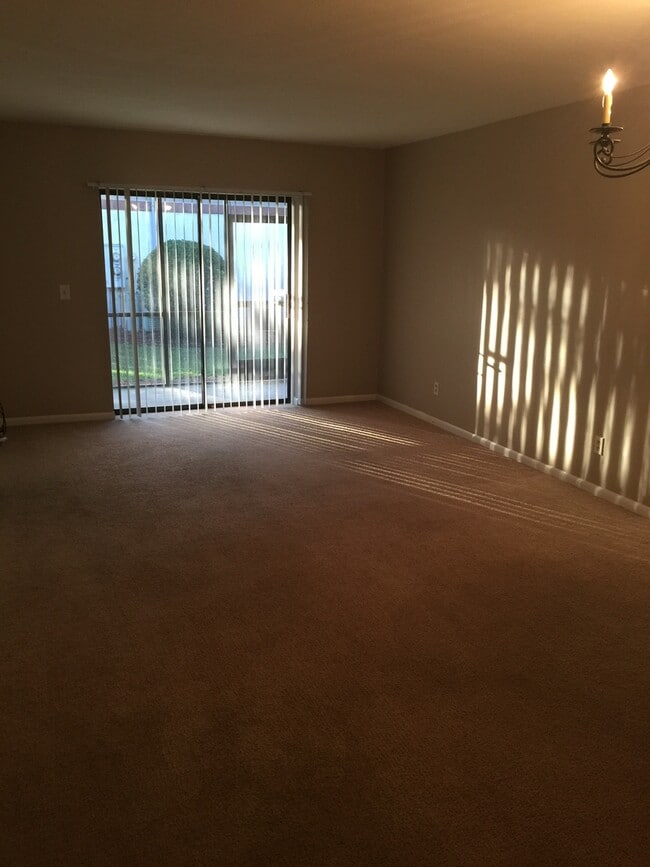 Building Photo - Holly Tree Condominiums