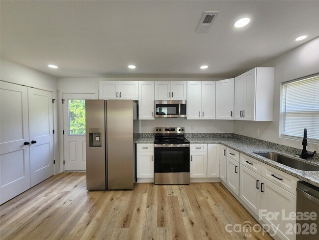 Building Photo - 1300 Rainbow Dr
