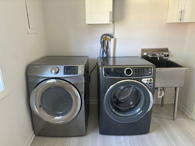 Building Photo - 924 S Madison St