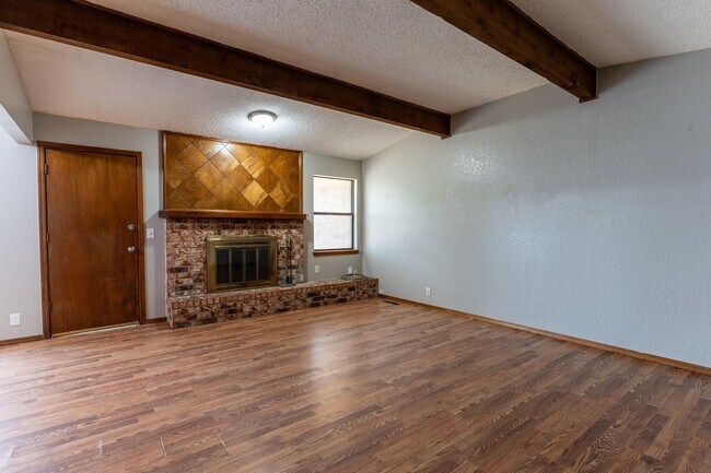 Building Photo - Cute Yukon Home