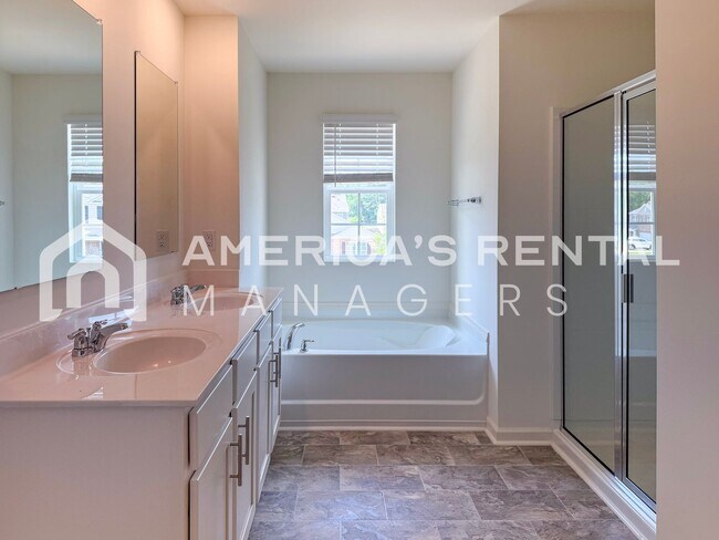 Building Photo - Move-in Special! Beautiful 5 Bed, 2 Bath h...