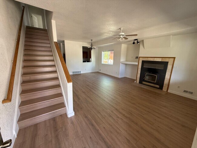 Building Photo - 108 Buckskin St