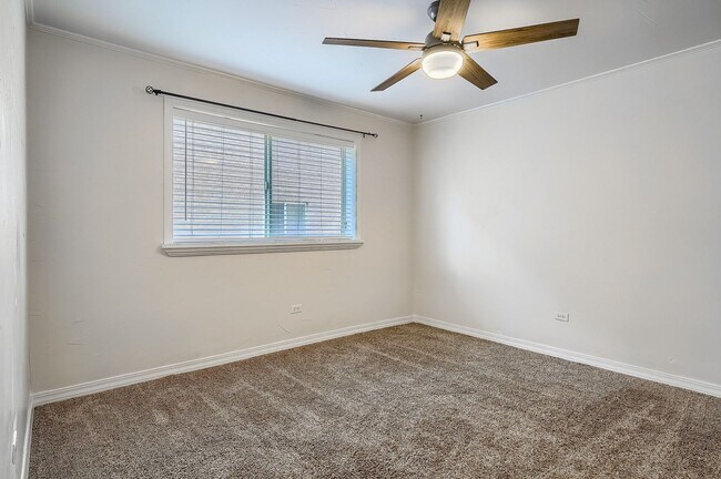 Building Photo - 3 Bed / 2 Bath Capitol Hill Condo | 2 Parking Spaces | Balcony | Walk Score 95