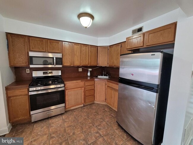 Building Photo - 3556 Woodhaven Rd
