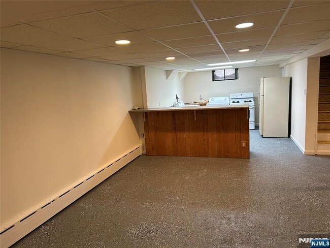 Building Photo - 10-11-11 Alexander Ave