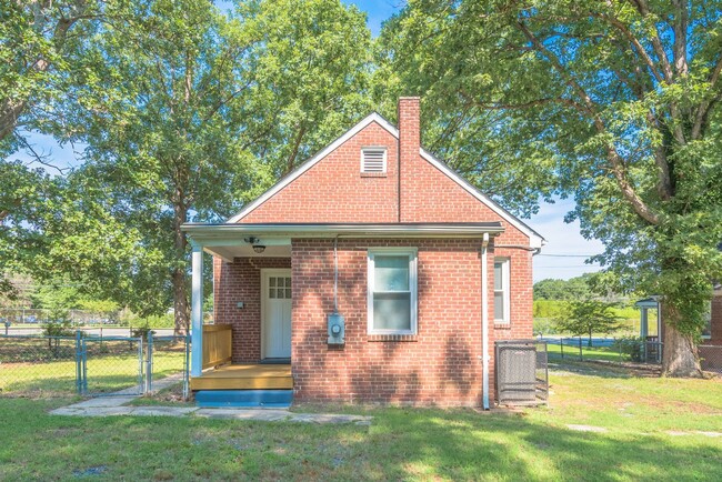 Building Photo - 2 bedroom 1 bathroom