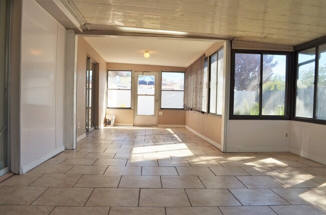 Building Photo - Beautiful 3 bedroom / 2 bath available!