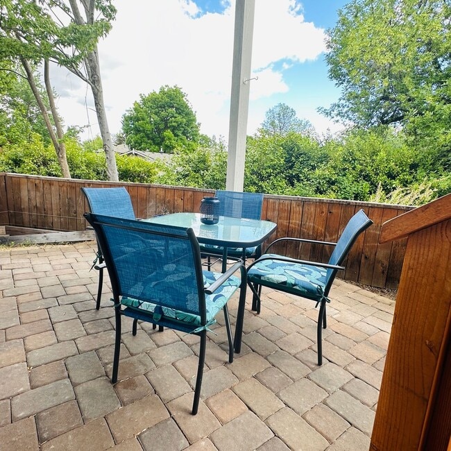 Building Photo - Elegant Townhome – 2 Primary Suites, balco...