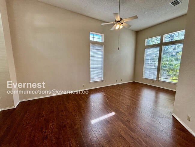 Building Photo - 2303 Mockingbird Dr