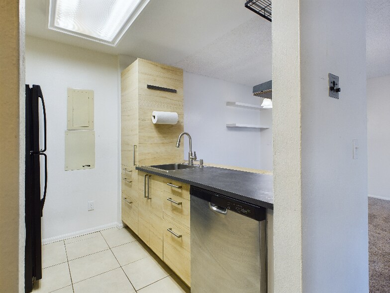 Building Photo - 14720 E Kentucky Dr