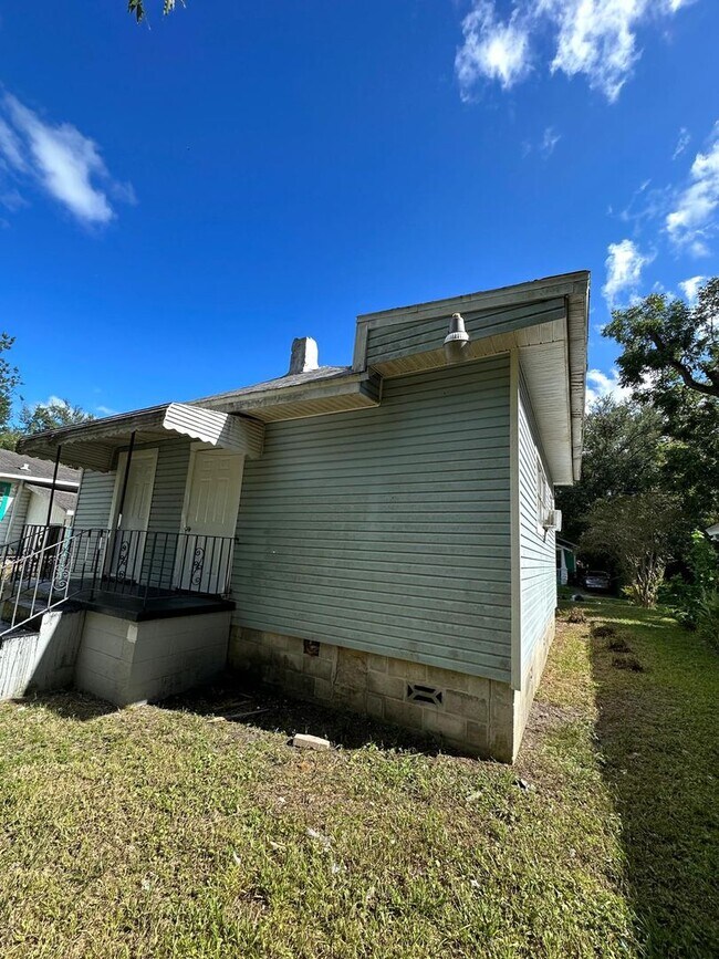 Building Photo - Fully Renovated 2/1 Single Family Ready to Move In!!!