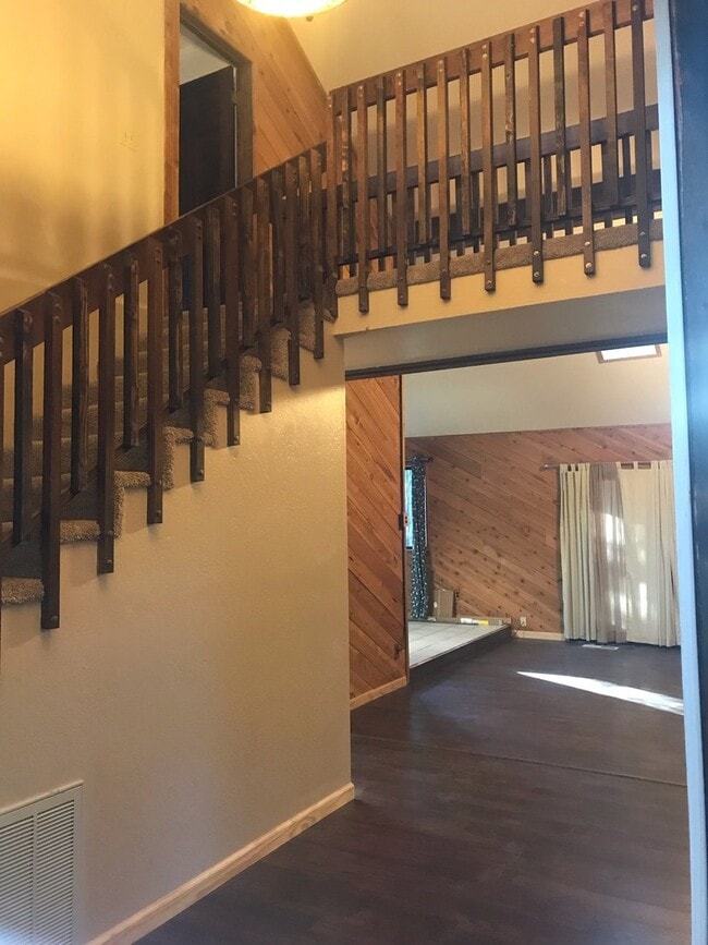 Building Photo - Fabulous 3 bedroom home near Jenkinson Lake.