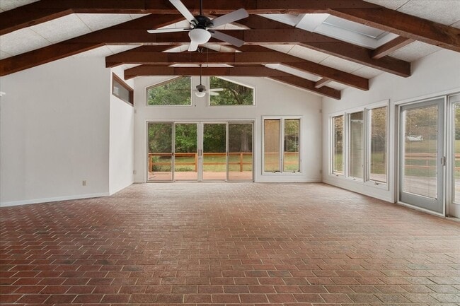 Building Photo - 204 Lake Cir Dr