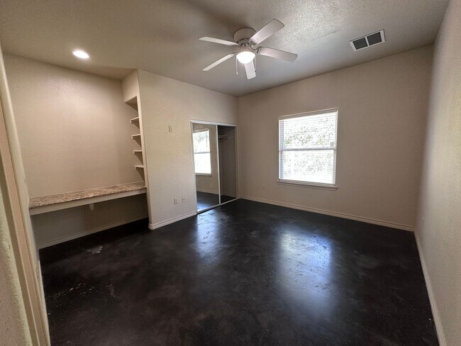 Building Photo - Spacious 4/4 House Near Baylor Campus!
