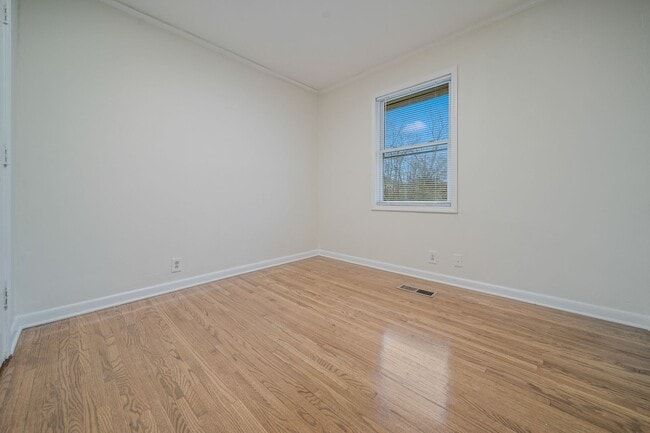 Building Photo - Spacious & Newly Renovated 5-Bedroom Home Available May 9!