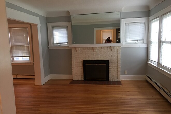 Building Photo - 2080 Roblyn Ave