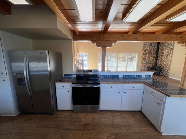 Building Photo - Beautiful Unique 4 Bedroom home with a loft & 3 full bathrooms! Move In Special $500 off first mo...