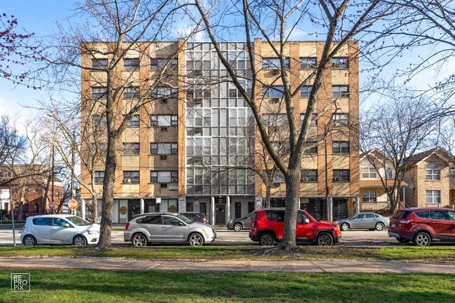 Building Photo - 5870 W Lake